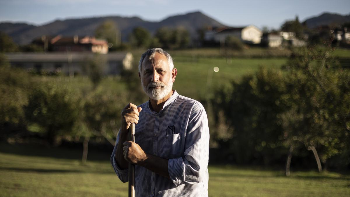 EL ANTROPOLOGO XUAN DE CON EN SU CASA DE NAVA