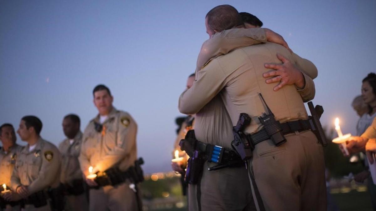 Agentes de policía que formaron parte del dispositivo de Las Vegas, en un acto conmemorativo.