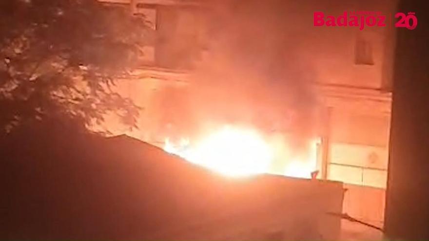 Video | Incendio en la calle Torres Naharro del barrio de San Fernando de Badajoz