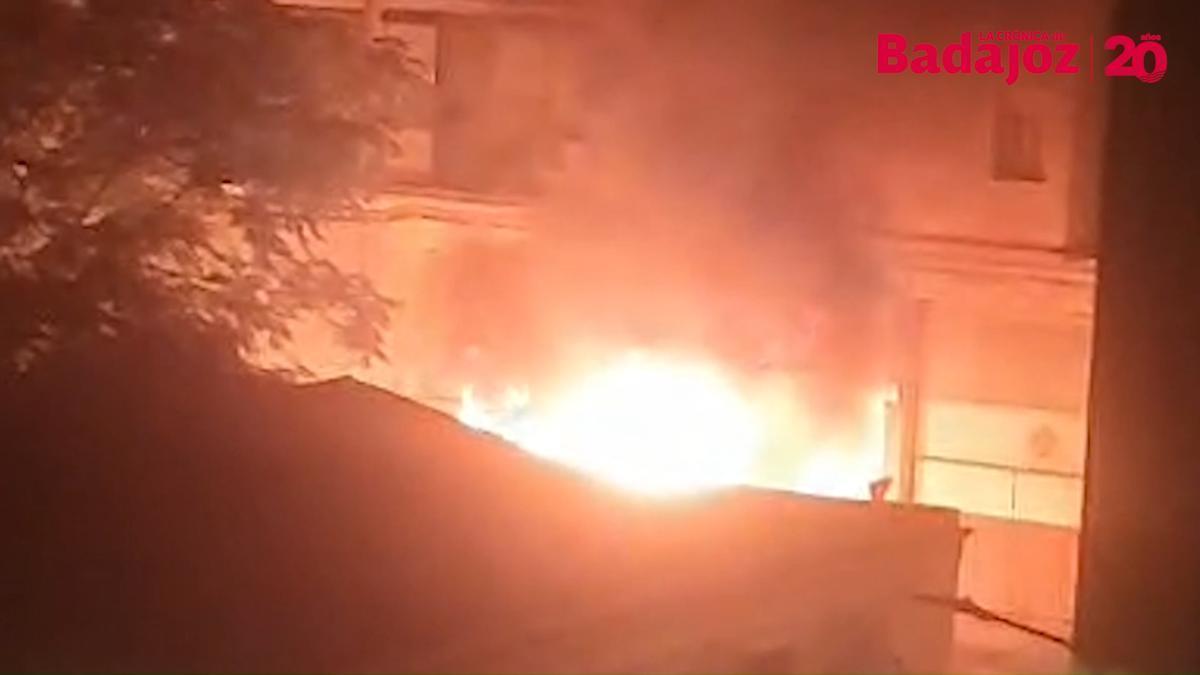 Video | Incendio en la calle Torres Naharro del barrio de San Fernando de Badajoz.