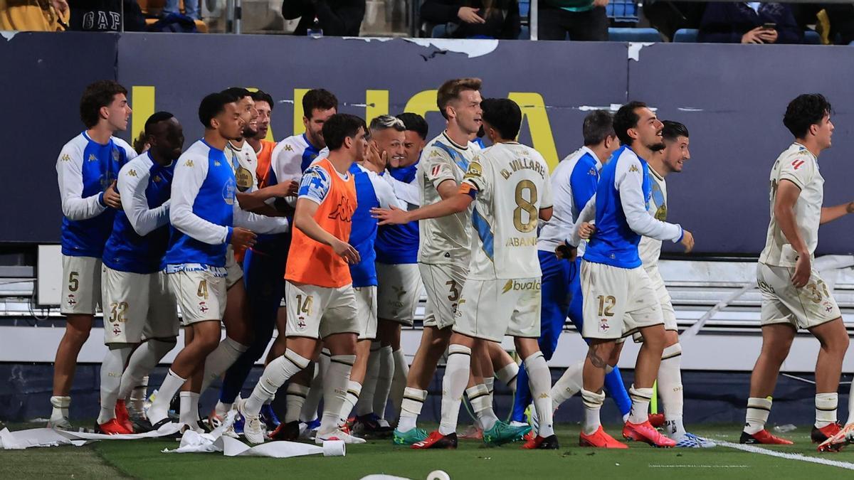 Los jugadores del Dépor celebran el gol ante el Cádiz de Stoichkov