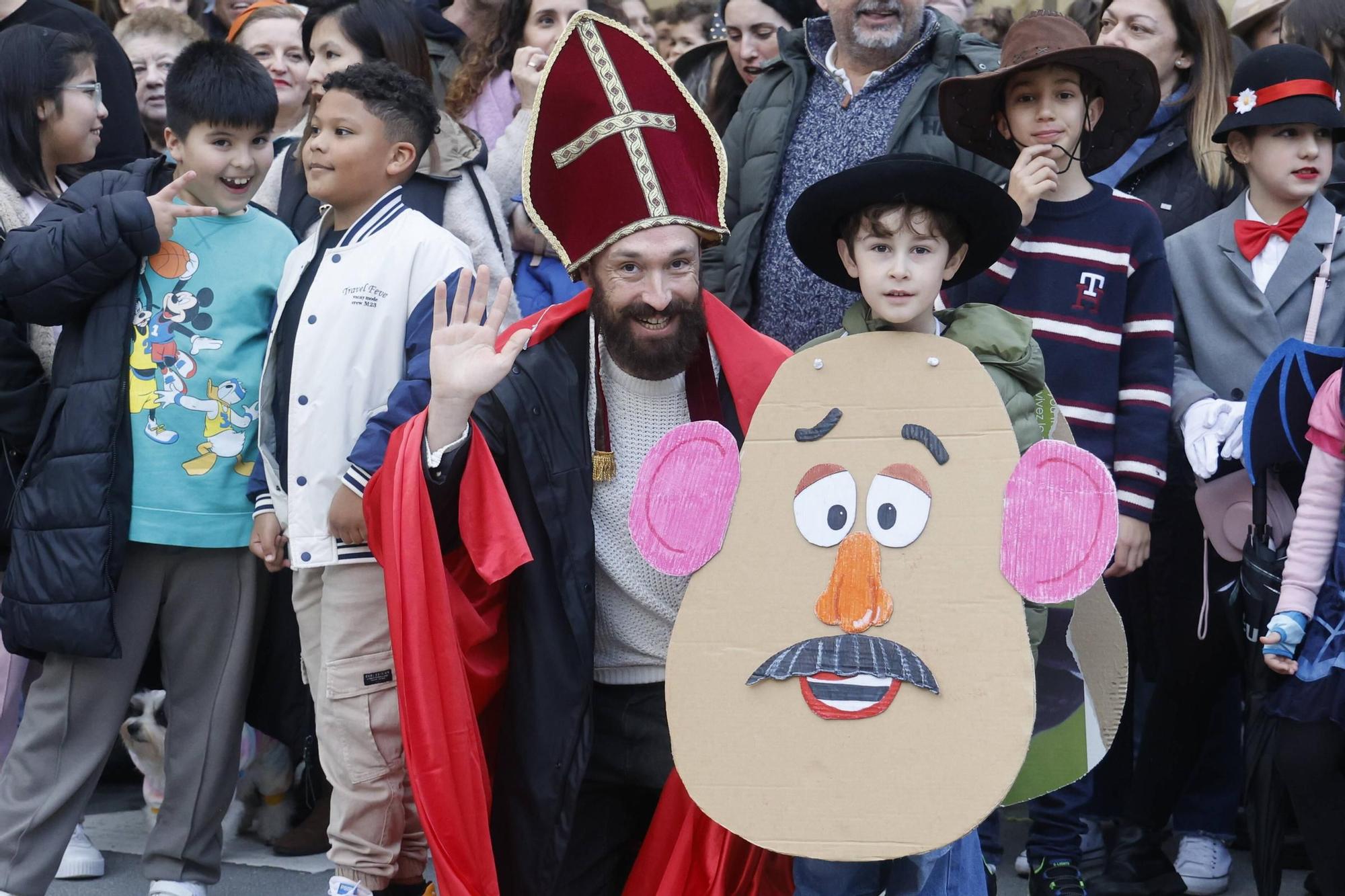 Santiago disfruta del tradicional desfile de martes de Entroido