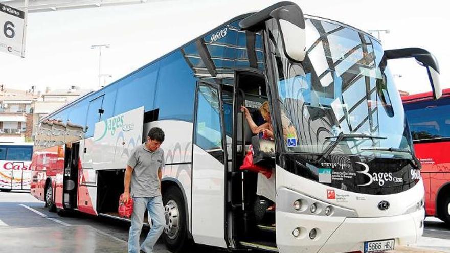 Un autocar de Bages Exprés, que fa el trajecte entre Manresa i Barcelona, a l&#039;estació de busos manresana