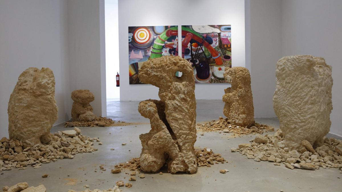 Stefan Rincks Skulpturen einer „semi-kapitalistischen Keksgesellschaft“ und im Hintergrund Philip Grözingers Gemälde „Snakes and Ladders“, das auf den Science-Fiction-Film „Soylent Green“ anspielt.