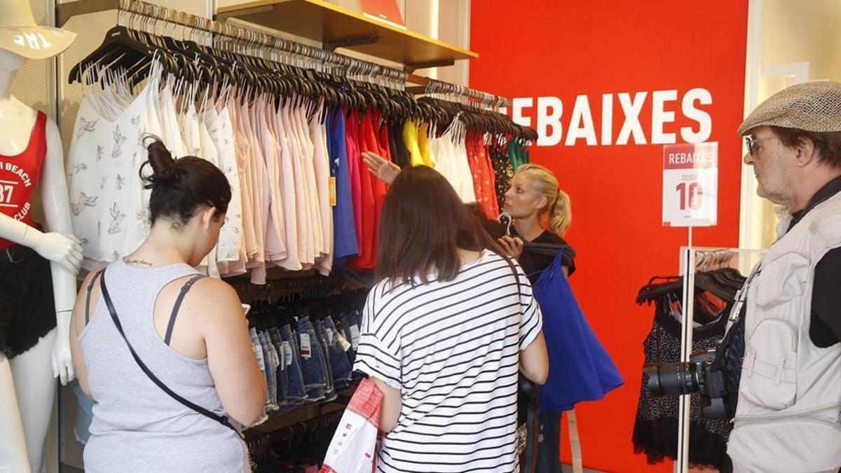 Rebajas de verano en una tienda de Barcelona.