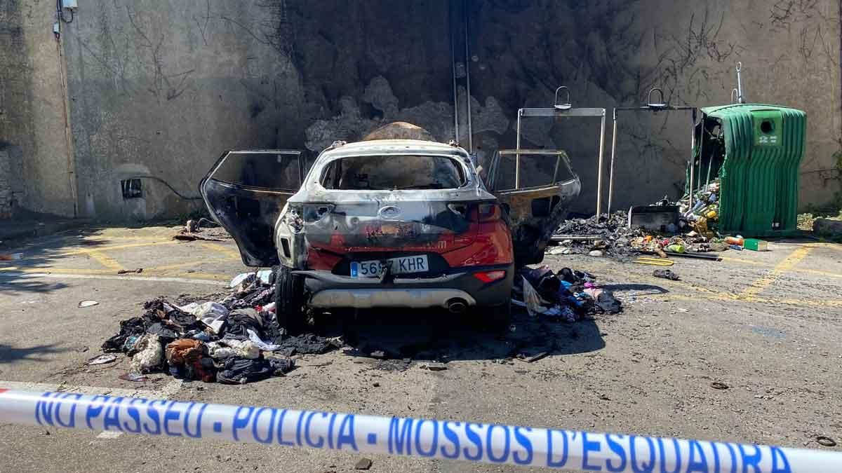 El domicilio de L’Escala en el que un hombre ha asesinado a su mujer y se ha suicidado. En la imagen, el coche de la víctima, quemado.