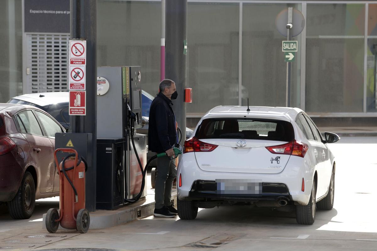 Un conductor echa gasolina en una estación de servicio