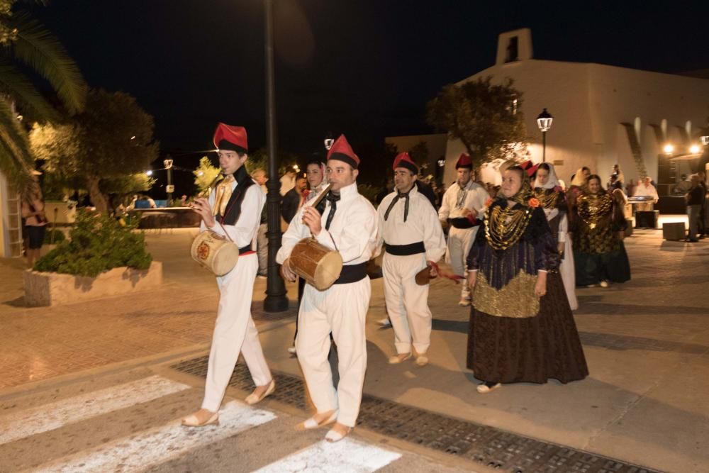 Es Cubells celebra el día de Santa Teresa de Jesús con actos religiosos, buñuelos, sangría, ''ball pagès'' y un concierto al aire libre