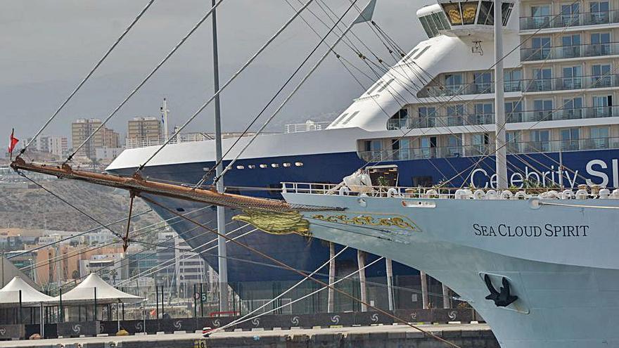 Detalle de la proa del ‘Sea Cloud Spirit’ este domingo en el Puerto. | | JOSÉ CARLOS GUERRA