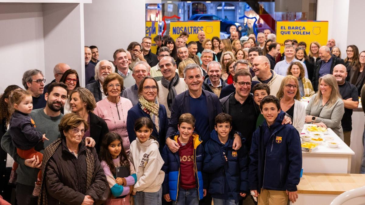 Font, junto a invitados, colaboradores y amigos, en la apertura de la sede electoral