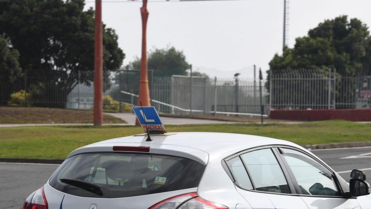 Un coche de una autoescuela durante una clase en la ciudad de A Coruña. |   // V. ECHAVE