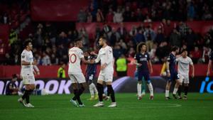 Los jugadores del Sevilla celebran el tanto de Joan Jordán ante el Fenerbahce en el Pizjuán.