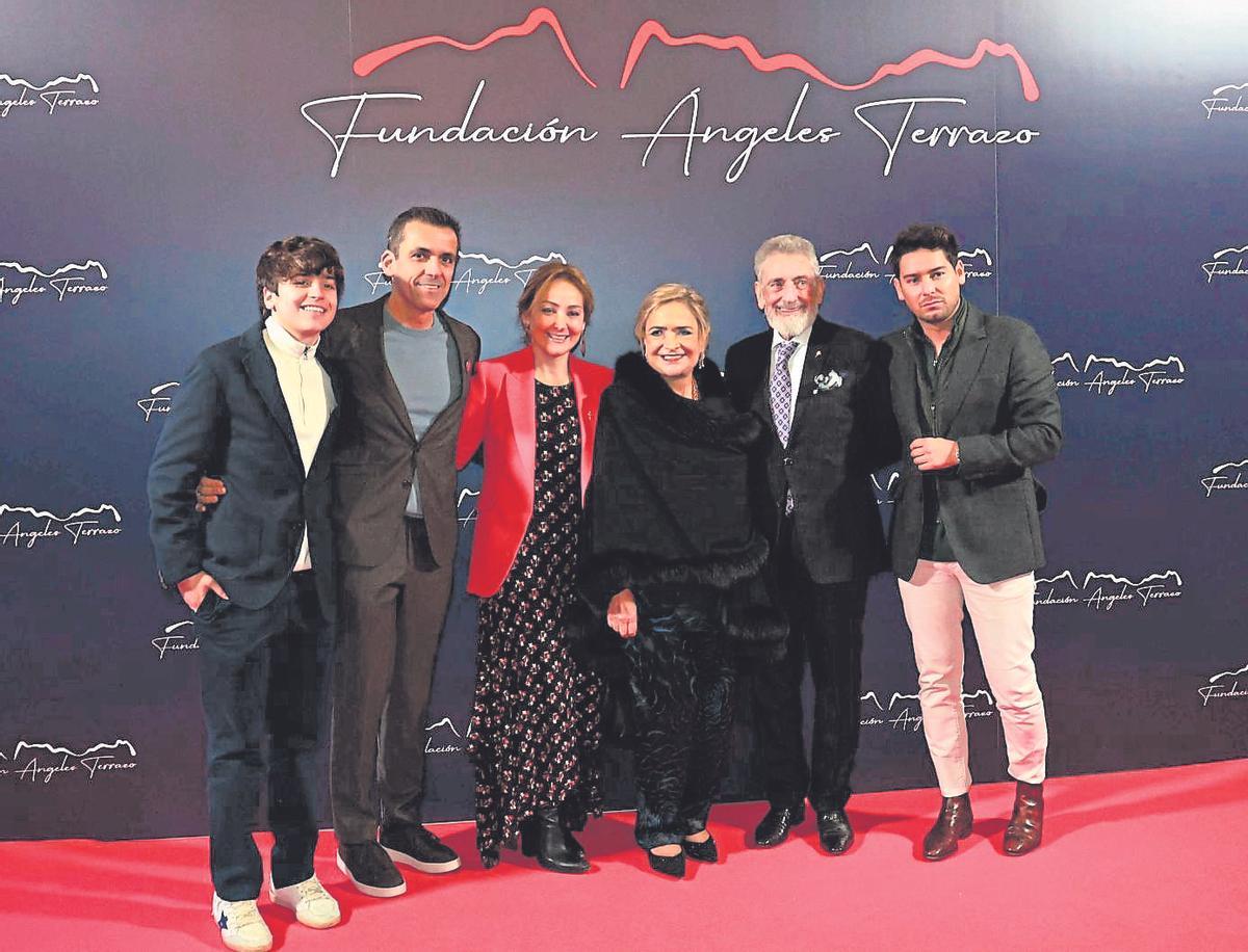 Ángeles Terrazo en el centro junto a su hija, Marián Mouriño, y su marido, Carlos Mouriño; y acompañada también por su yerno, Miguel Álvarez, y sus nietos Ángel y Carlos (d.).