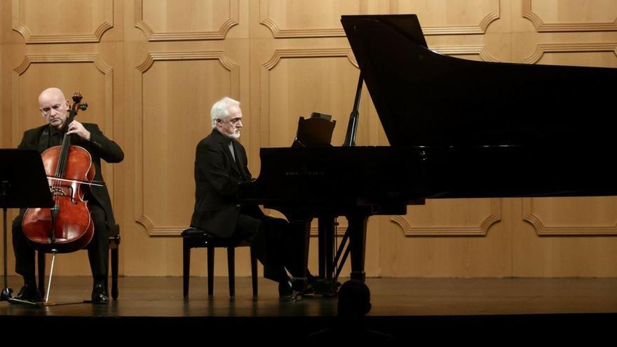 Por la izquierda, Ángel Luis Quintana y Antonio Soria, durante el concierto de ayer en el Filarmónica. | Irma Collín