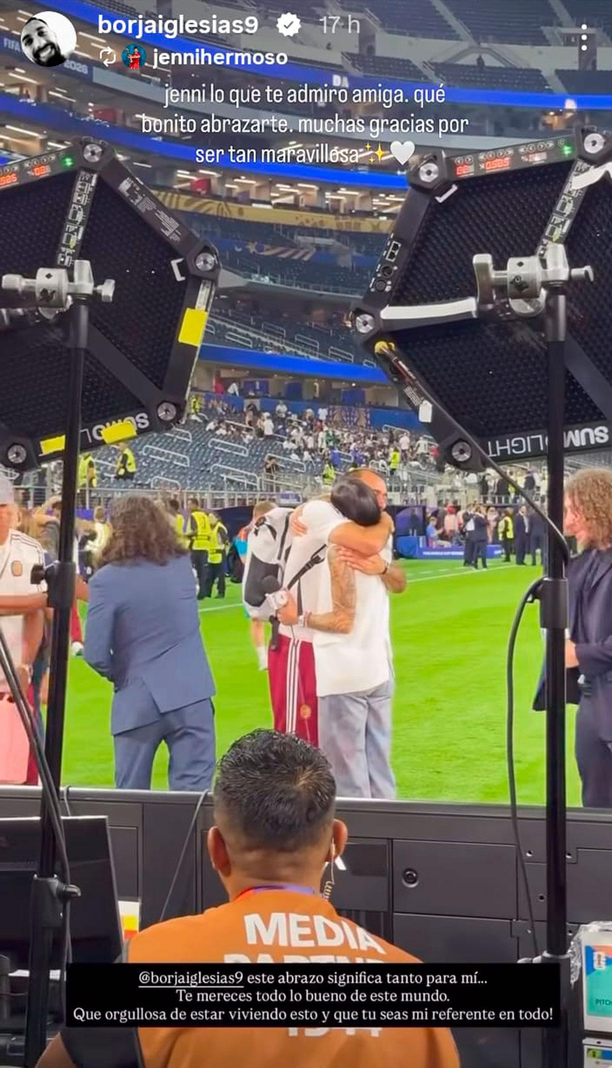 Instante en el que los dos deportistas se funden en un abrazo.