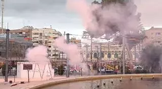 Murcia vibra con la estruendosa 'mascletà' de las Hogueras de San Juan pese a la lluvia