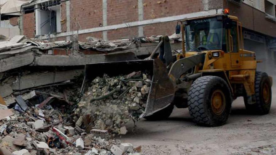 Retirada de escombros ayer en Lorca.