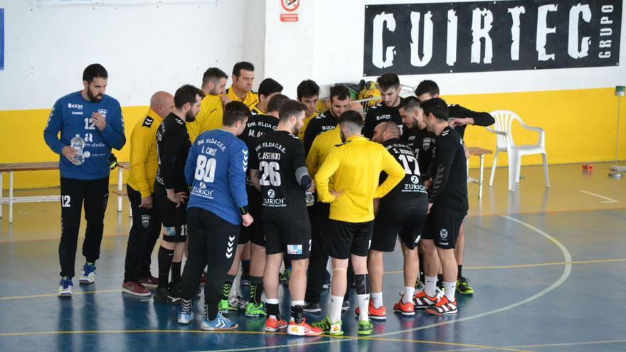 Fernando Latorre da instrucciones a sus jugadores.