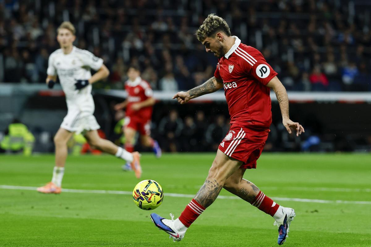 MADRID, 20/12/2025.- El delantero del Sevilla, Isaac Romero, golpea el balón durante el encuentro de la jornada 17 de LaLiga entre Real Madrid y Sevilla FC celebrado este sábado en el estadio Santiago Bernabéu, en Madrid. EFE / Juanjo Martín