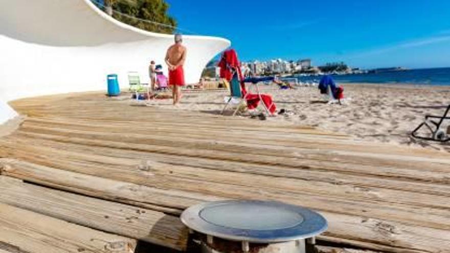 Algunos de los listones de la pasarela de la playa de Poniente por donde pasean o toman el sol los usuarios se encuentran rotos o deteriorados.