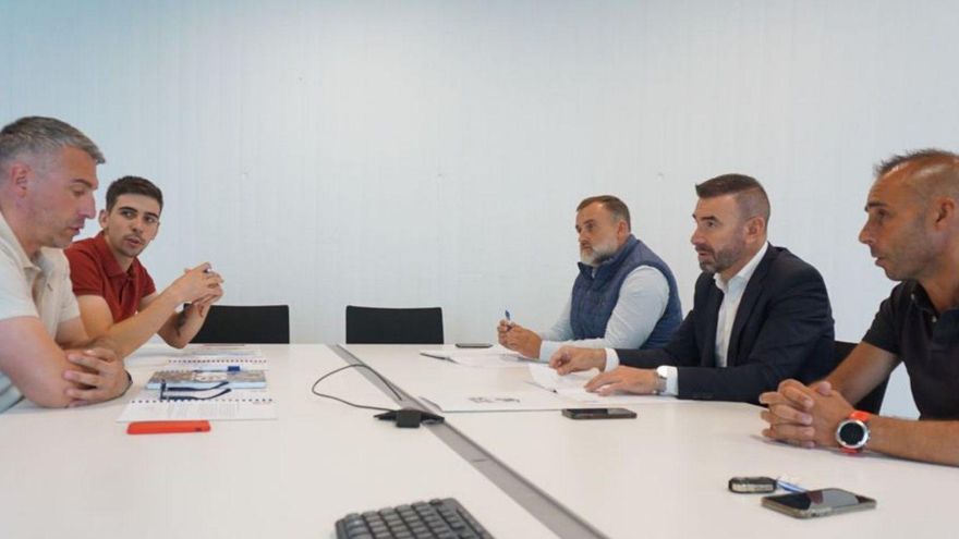 Un instante de la reunión entre la EF Lalín y el Concello.