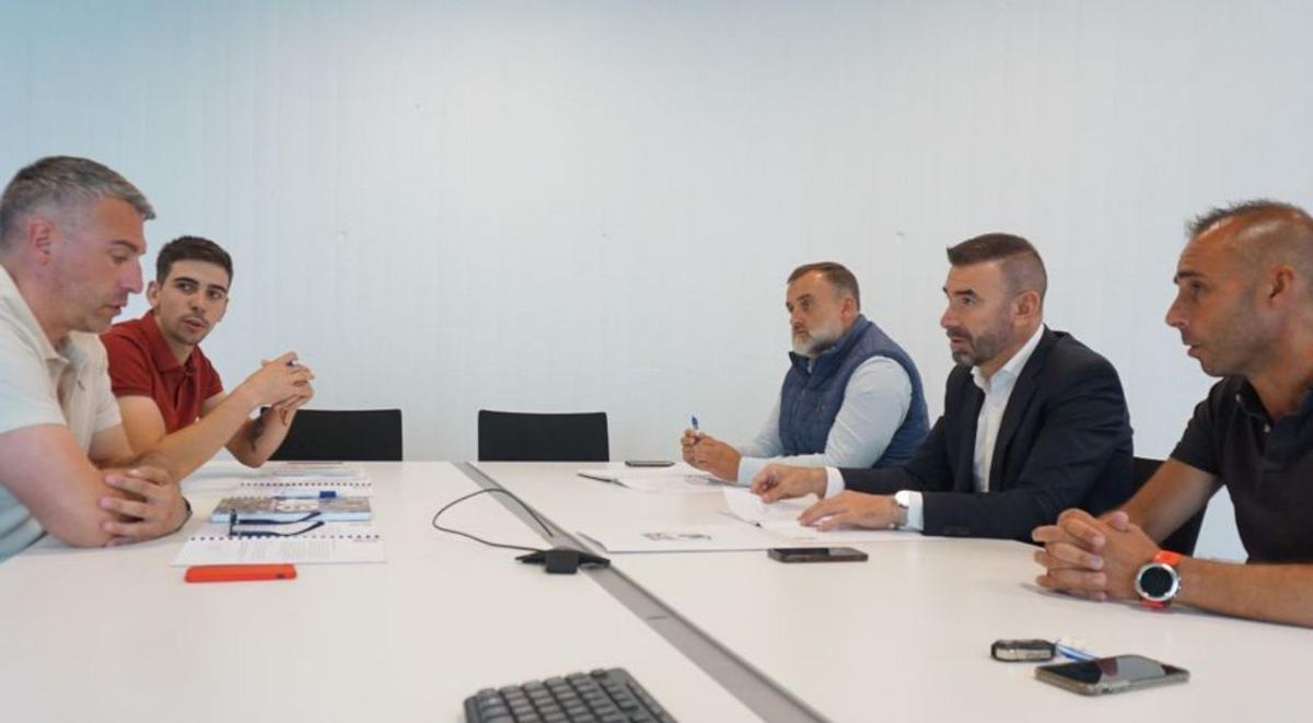 Un instante de la reunión entre la EF Lalín y el Concello.