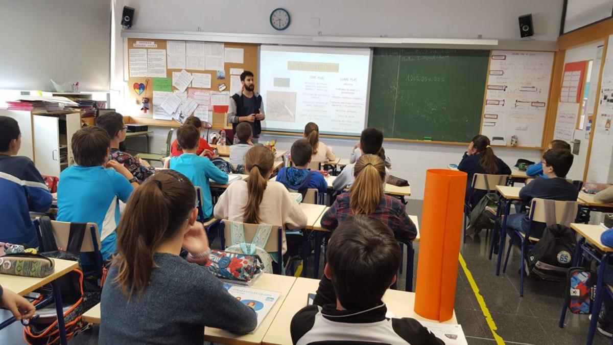 Una charla de la Unidad de Prevención de Conductas Adictivas en un colegio de Xàtiva.