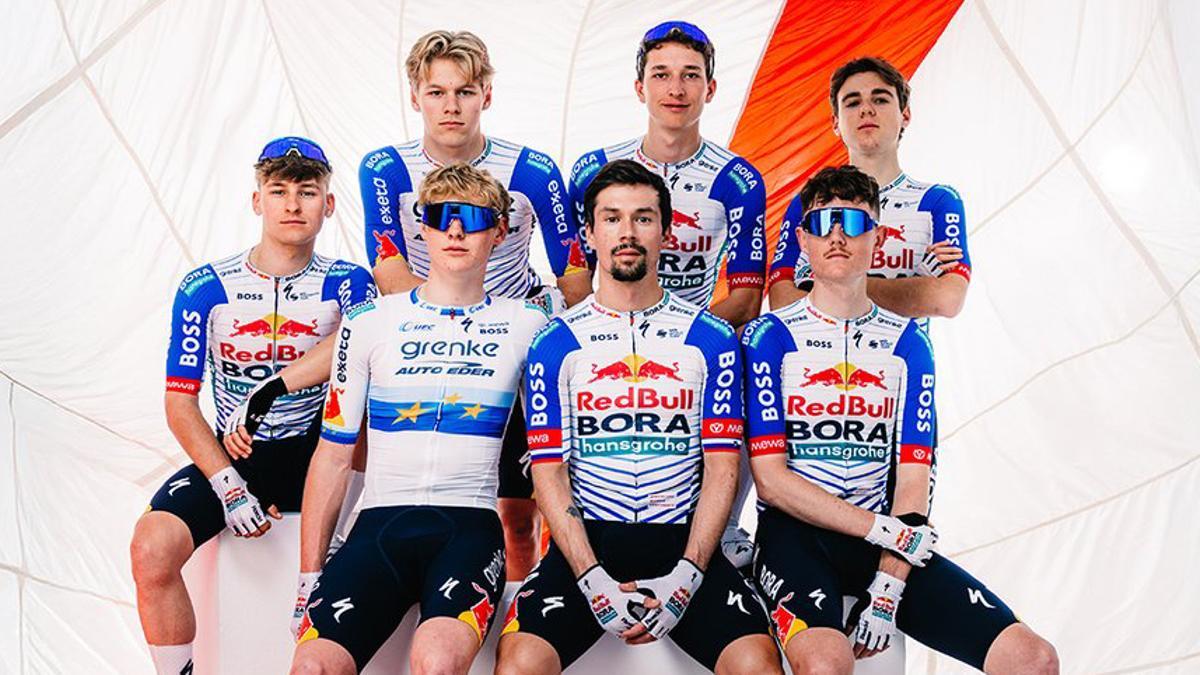 Roglic y sus compañeros de Red Bull