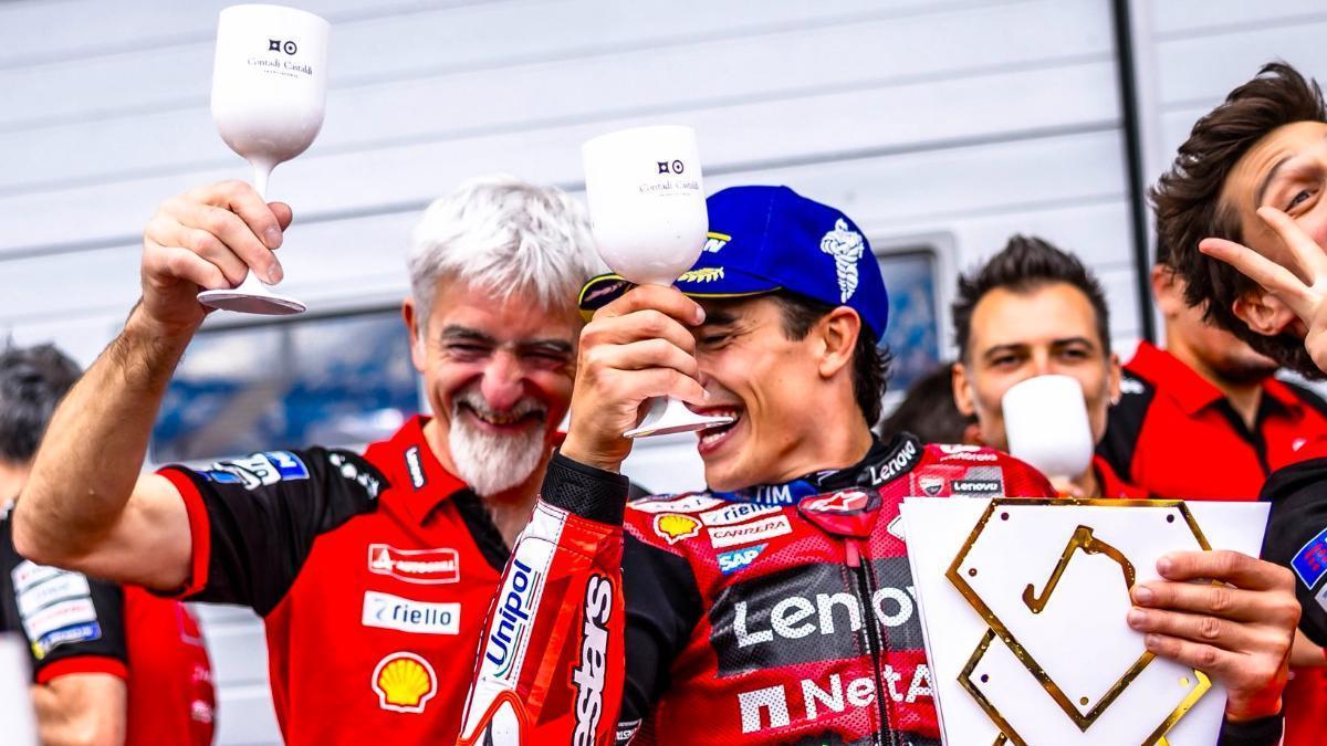 Marc Márquez celebra su victoria junto a Gigi Dall'Igna, director general de Ducati.