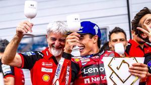 Marc Márquez celebra su victoria junto a Gigi DallIgna, director general de Ducati