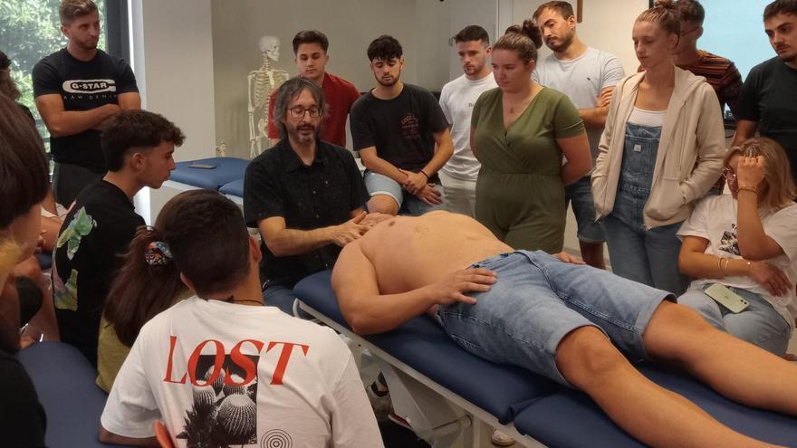 Fernando Menaches Puig, profesor oficial de Manipulación Fascial® (Método Stecco), ha impartido un seminario especializado a alumnado del grado de Fisioterapia de la Universidad CEU Cardenal Herrera en Elche.