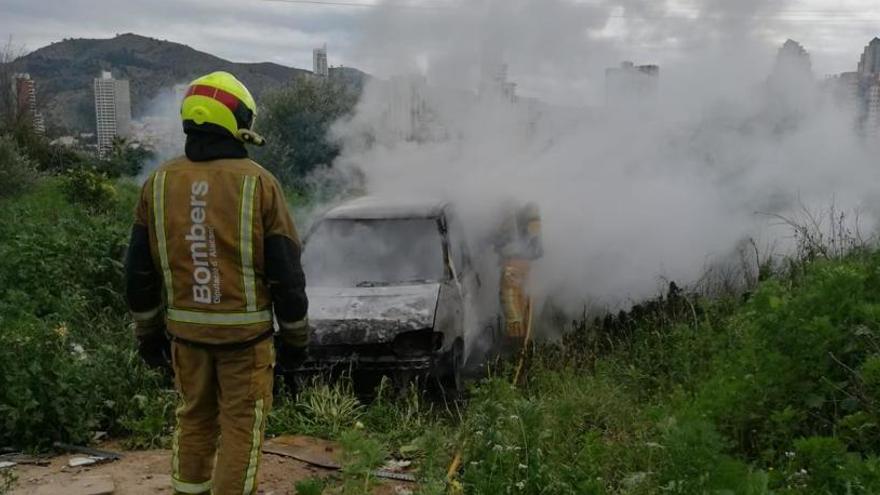 Arde un vehículo abandonado en Benidorm