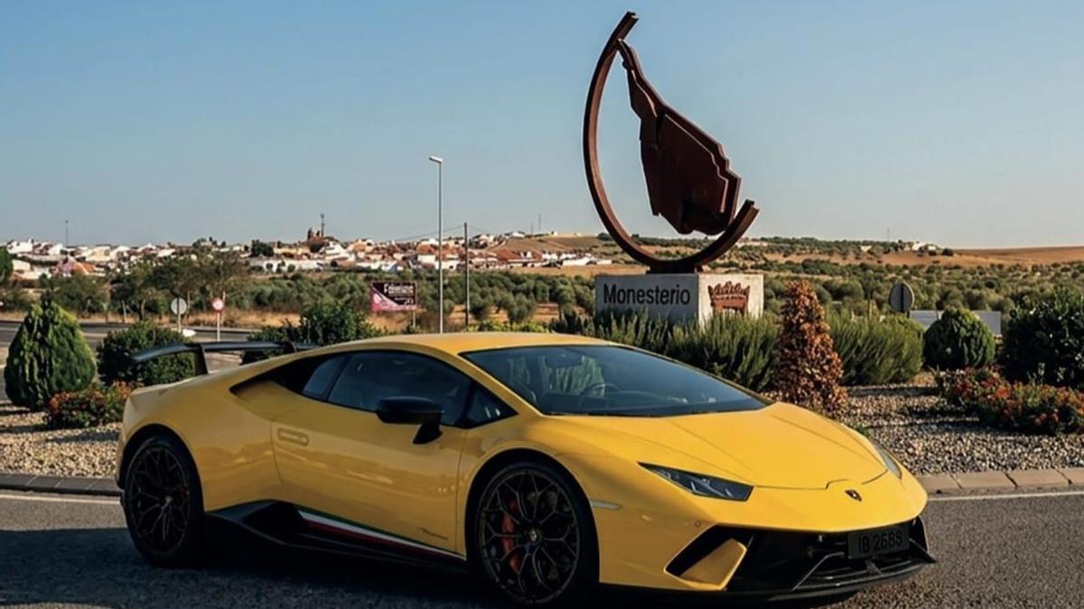 Uno de los vehículos de la ruta en la Glorieta del Jamón de Monesterio