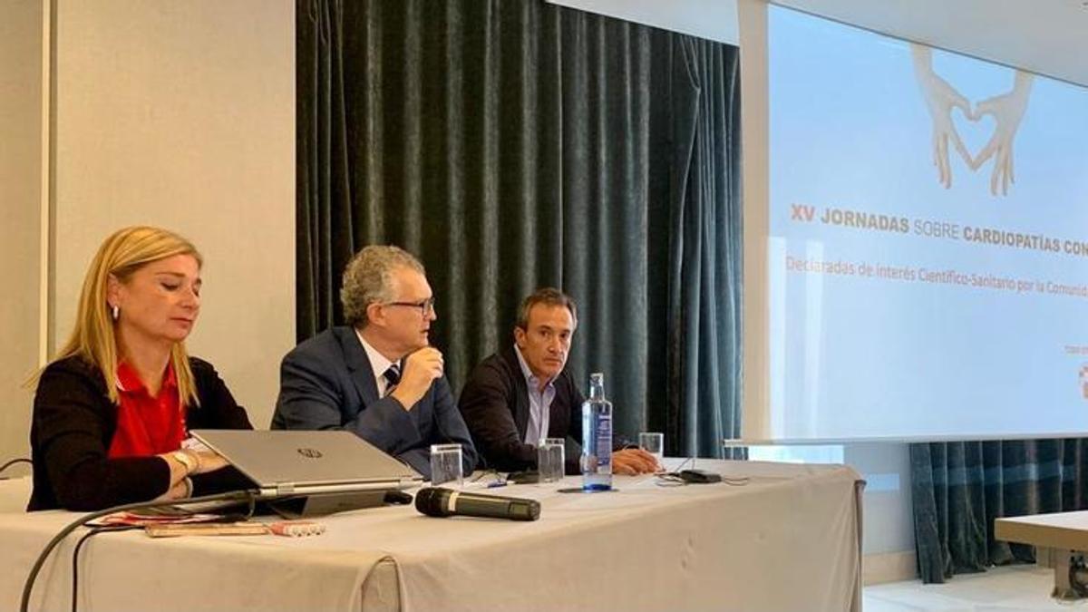 El consejero de Salud, Juan José Pedreño, junto al jefe del servicio de Cardiología del hospital Virgen de la Arrixaca, el doctor Domingo Pascual, y la presidenta de la Asociación 'Todo Corazón', María José Ibáñez.