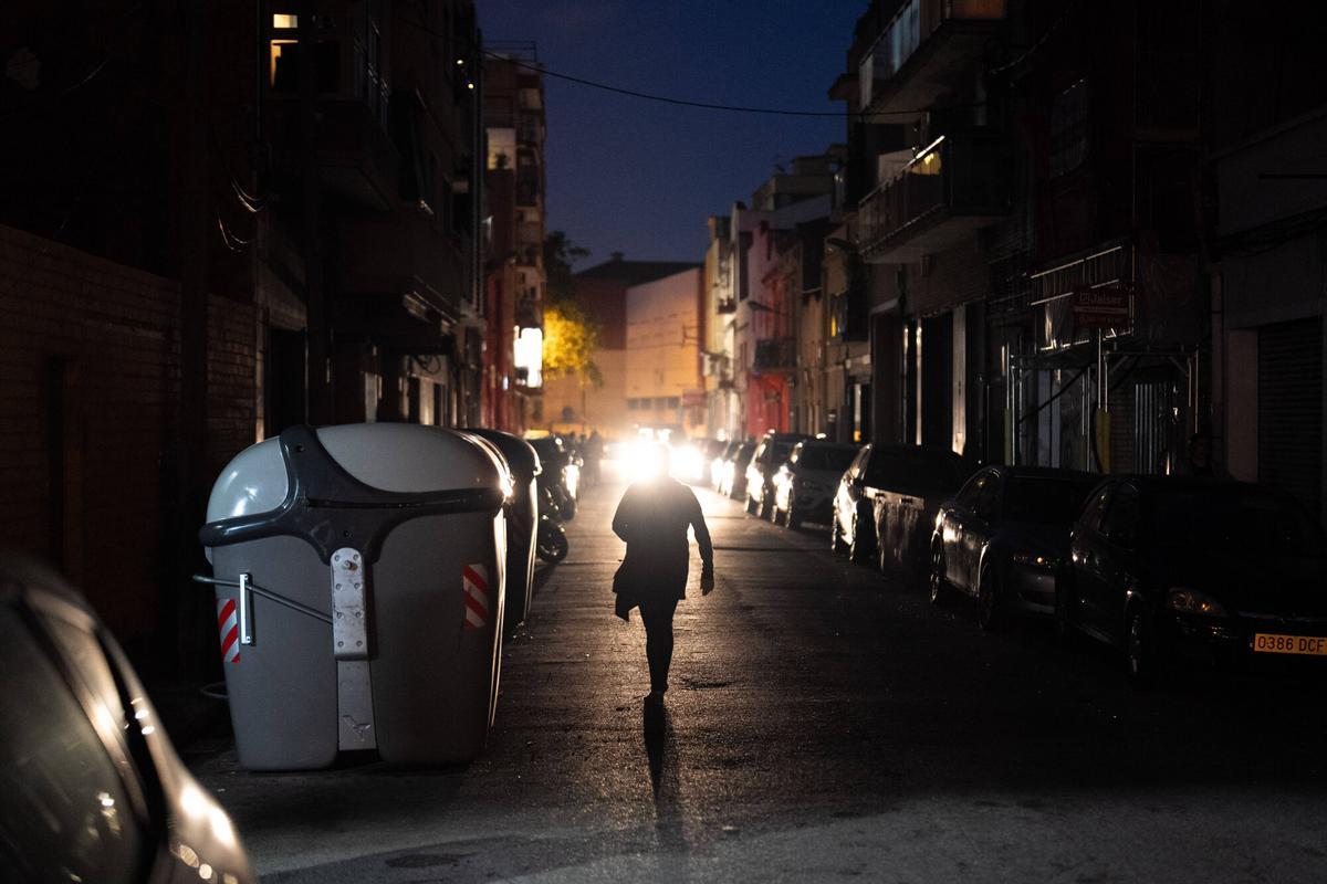 Una calle sin luz en una imagen de archivo