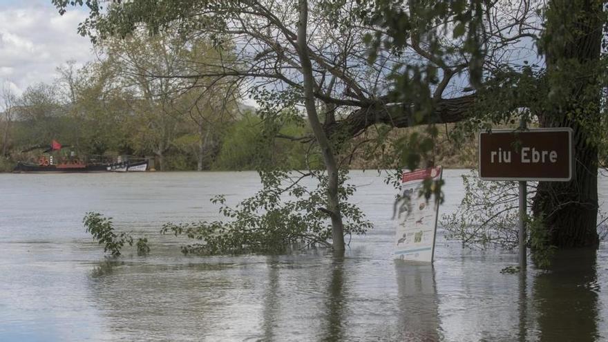 Mequinenza desembalsa 1.700 m3/s para laminar la crecida del Ebro en Cataluña