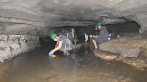 Investigadores en la cueva donde se hallaron los microplásticos
