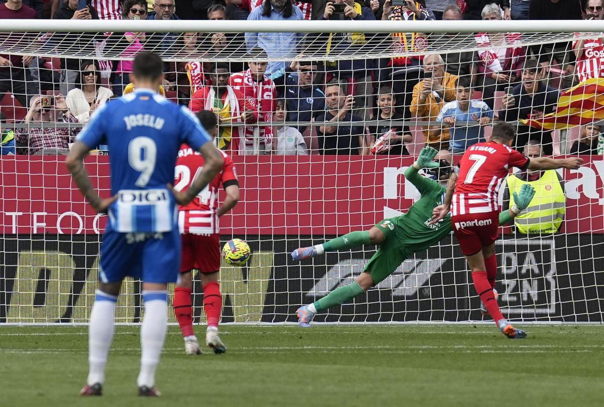 El llançament de penal que ha suposat el gol de la victòria d'Stuani.