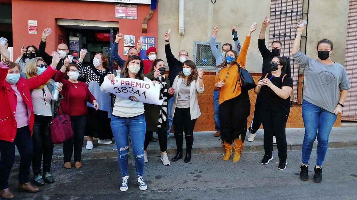 La lotera de Faura con el cartel, entre amigos y agraciados, en plena celebración.