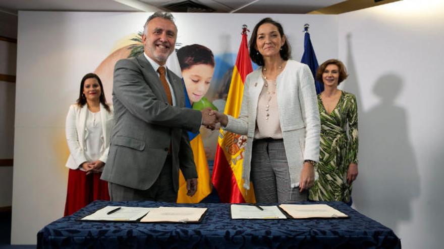 El presidente del Gobierno de Canarias, Ángel Víctor Torres, y la ministra de Turismo, Reyes Maroto, firman el convenio.