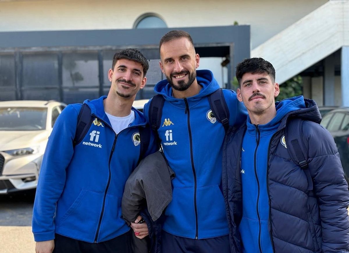 Soldevila, Josema y Montoro, de izquierda a derecha, preparados con almohadas antes de iniciar un viaje en autobús esta temporada.