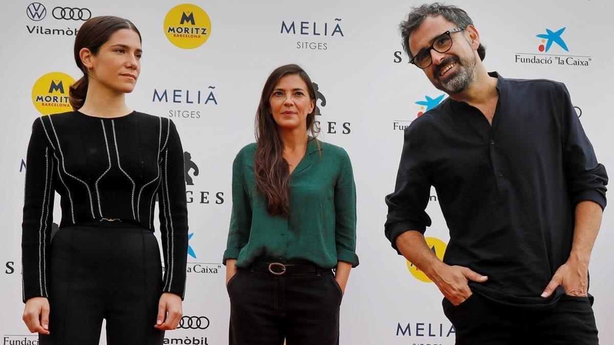 Bruna Cusí, Núria Prims y Lluís Danés, tras la presentación de 'La vampira del Raval' en Sitges