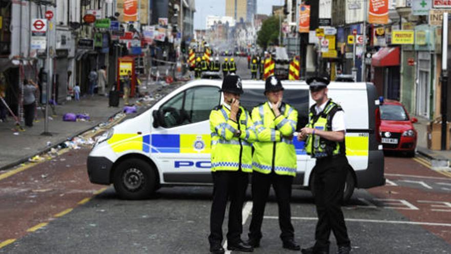 La Policía blinda Londres por el temor otra noche violenta.