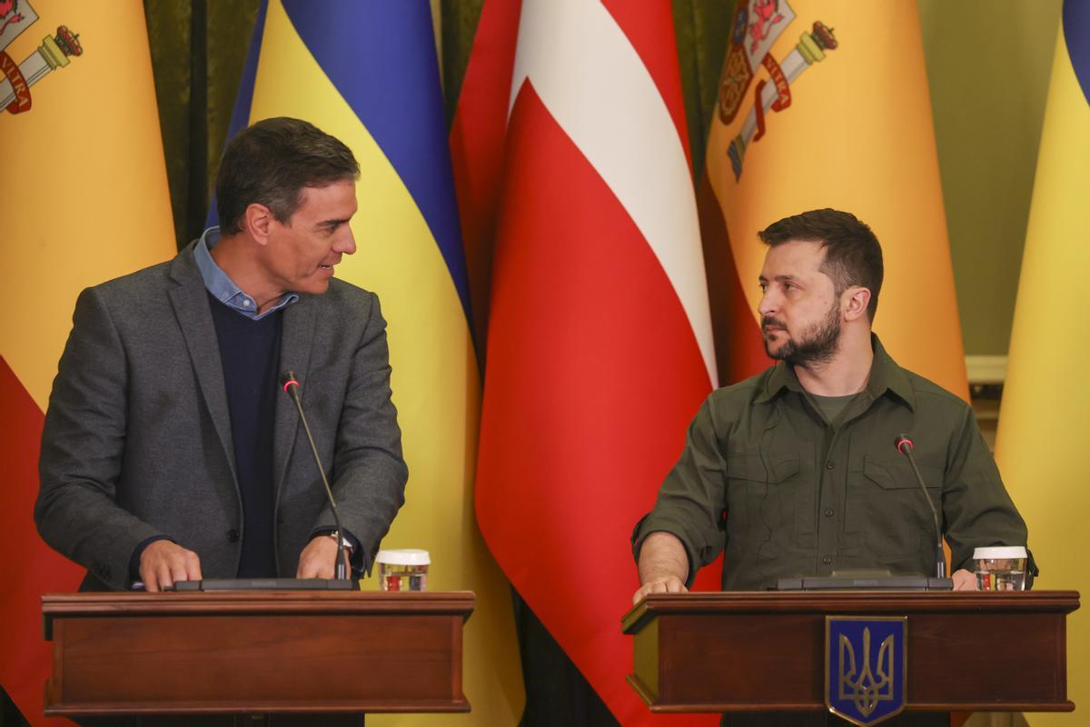 El presidente del Gobierno, Pedro Sánchez (i), y el presidente de Ucrania, Volodímir Zelenski, durante la rueda de prensa conjunta ofrecida al término de la reunión mantenida este jueves en Kiev.