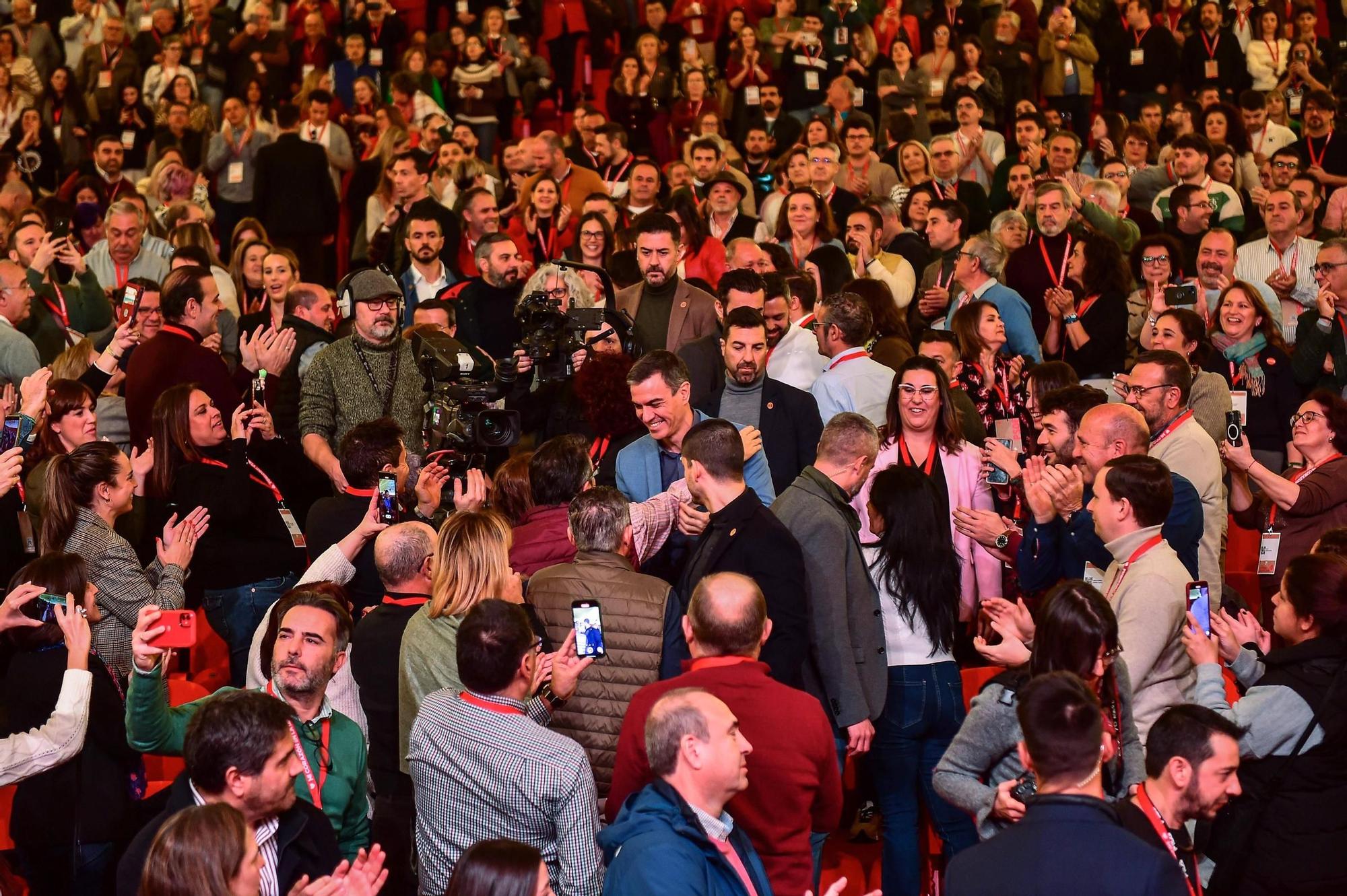 CONGRESO PSOE EXTREMADURA | Entre saludos y abrazos: un cónclave socialista  para cerrar filas y recuperar la Junta