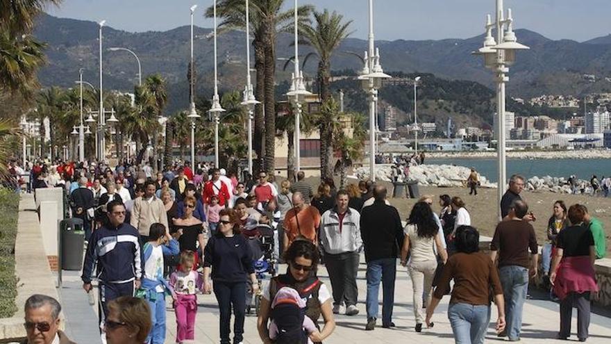 Las temperaturas de hoy invitarán a pasear por la playa.