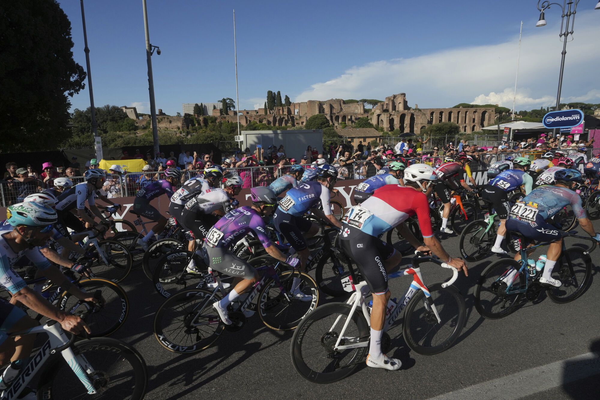 The pack rides past the Palatine Hill during the final stage of the Giro d'Italia cycling race, in Rome, Sunday, June 1, 2025 (AP Photo/Alessandra Tarantino)