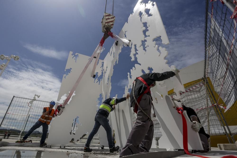 Instalación de la estatua de Genovés en el Niemeyer