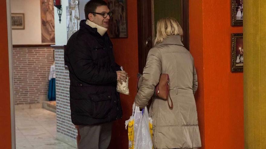 Vázquez, con una feligresa, antes de la misa de once.