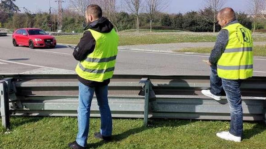 Dos de los participantes en la campaña, anotando matrículas ayer en la confluencia de la avenida de Portugal con la salida de la &quot;Y&quot;.